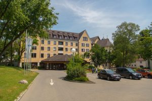 Bildungsforum-Aussenansicht-vom-Parkplatz